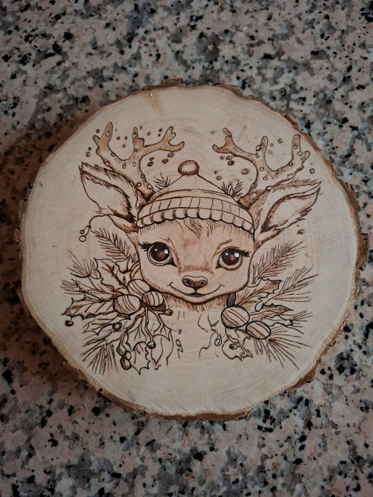 Winterliches Rentier als Pyrographie auf Holz