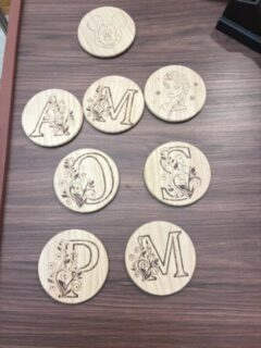 Personalisierte Initialen als Pyrographie